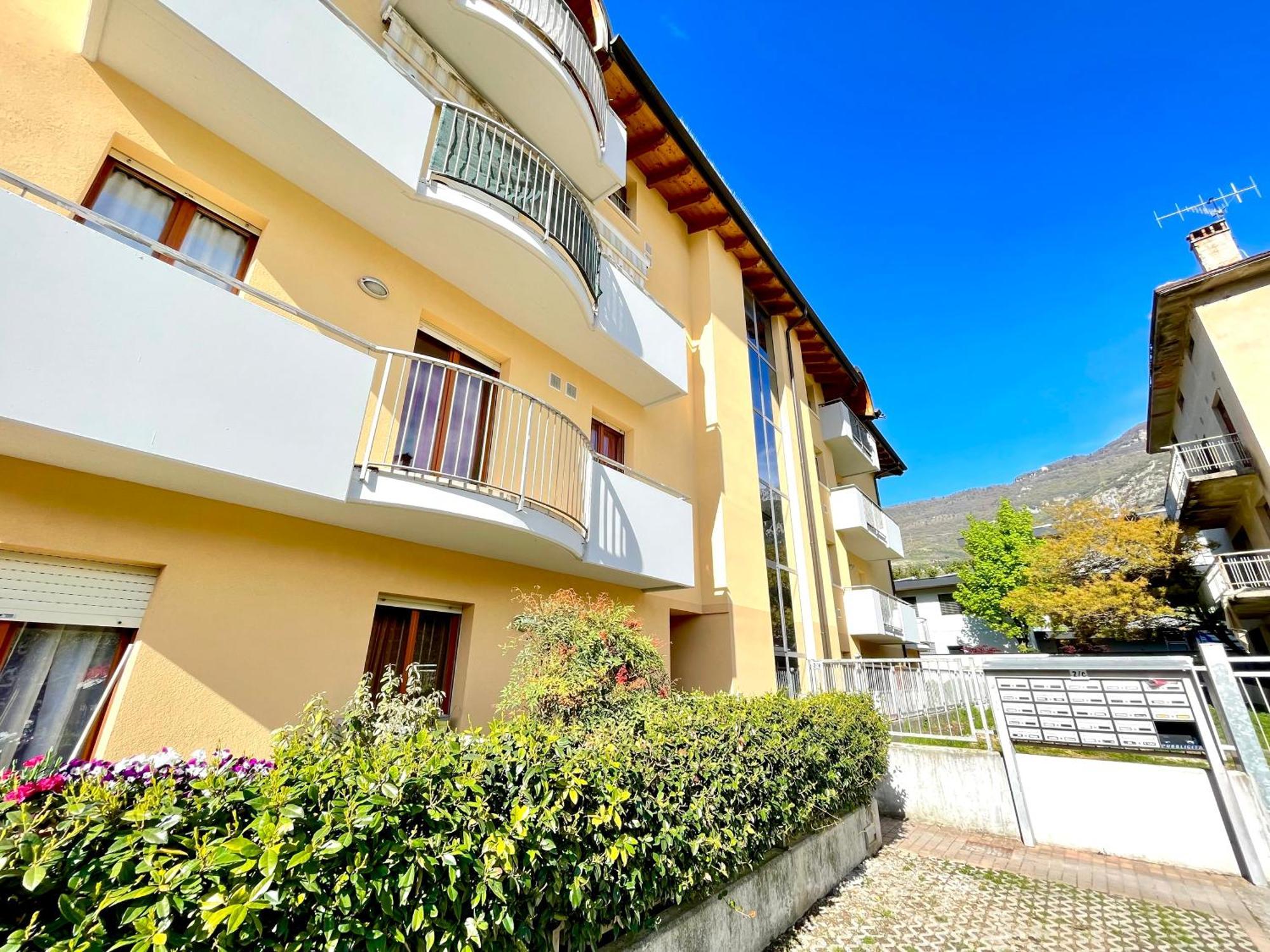 Casa Segantini - Relax Patio Apartment 1 Arco Bagian luar foto